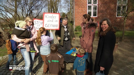 Menschen demonstrieren in Breitenfelde. © Screenshot 