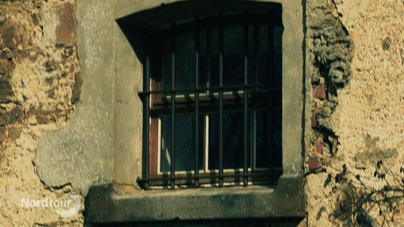 Vergittertes Fenster am historischen Amtsgefängnis Fürstenau © Screenshot 