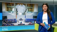 Moderatorin Vanessa Kossen, im Hintergrund ein Bild einer Bundestagssitzung. © Screenshot 