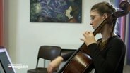 Die 13-jährige Cellistin Ida probt für Jugend Musiziert. © Screenshot 