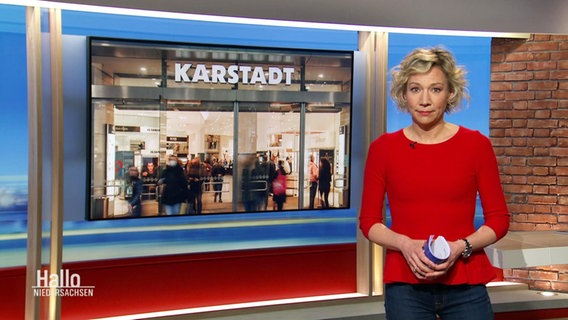 Moderatorin Christina von Saß, im Hintergrund ein Bild einer Karstadtfiliale. © Screenshot 