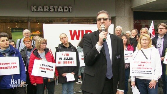 Demonstrierende Mitarbeitende vor einer Karstadt-Filiale. © Screenshot 