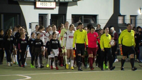 .Fußballerinnen und Fußballer beim Einzug ins Stadion. © Screenshot 