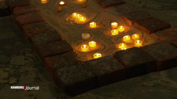 Kerzen liegen in Gedenken an die Opfer des Amoklaufs bei den Zeugen Jehovas in der St. Petri Kirche. © Screenshot 