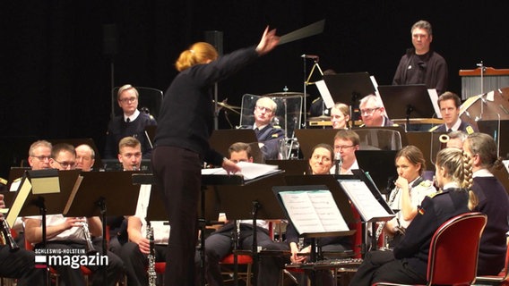 Eine Dirigentin vor ihrem Orchester. © Screenshot 