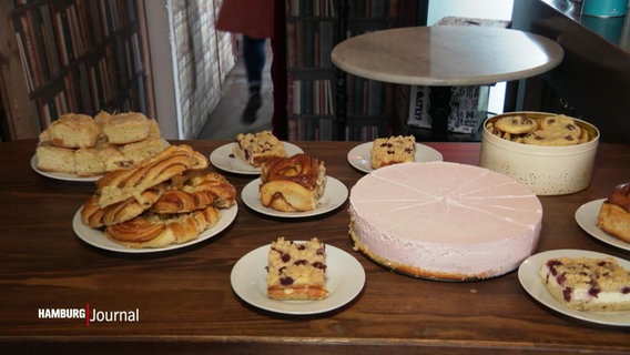 Kuchen steht in der Bar Mathilde für Bedürftige bereit. © Screenshot 