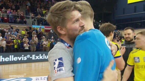 Handballer umarmen sich. © Screenshot 