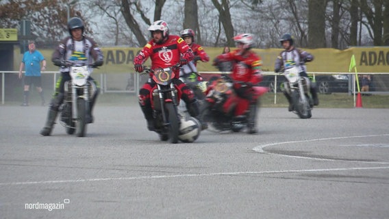 Auf einem Spielfeld fahren mehrere Motorradfahrer durcheinander und versuchen, einen Ball zu treffen. © Screenshot 