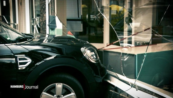Ein Auto in dem Schaufenster eines Geschäfts mit gebrochenem Glas © Screenshot 
