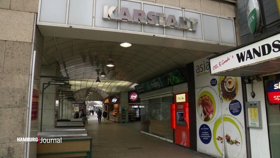 Ein Karstadtschild am Eingang einer Unterführung © Screenshot 