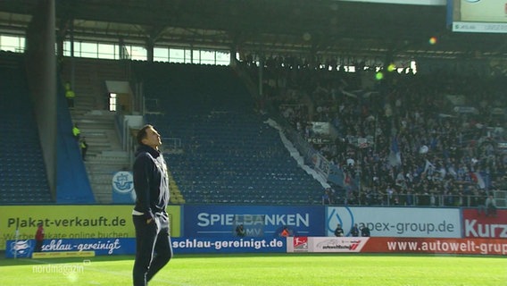 Trainer Glöckner auf dem Feld © Screenshot 