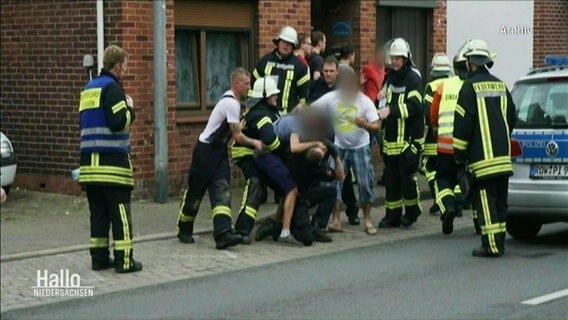 Einsatzkräfte werden auf der Straße angegriffen. © Screenshot 