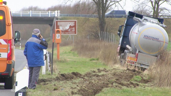 Ein von der Straße abgekommener Sattelschlepper im Gras © Screenshot 