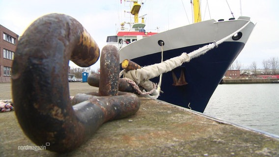 Ein Schiff im Hafen © Screenshot 