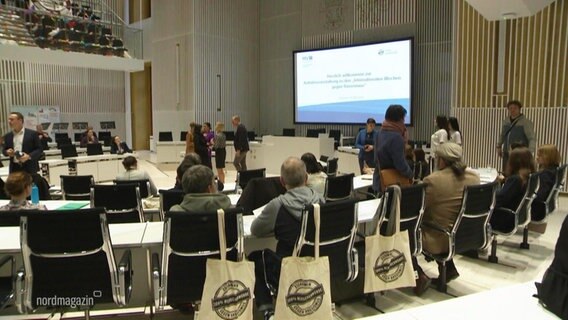 Ein gefüllter Konferenzsaal © Screenshot 