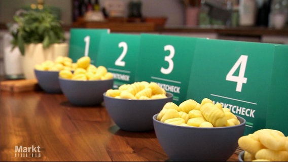 Verschiedene Gnocchi in Schüsseln mit Nummerntafeln dahinter © Screenshot 