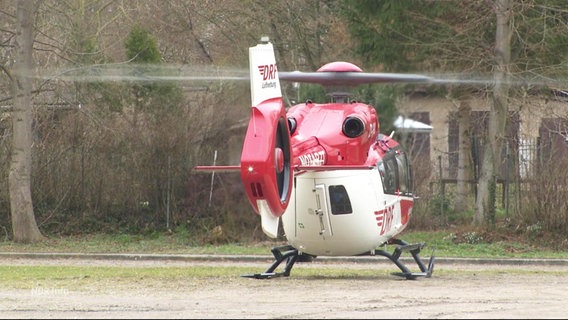 Ein Rettungshelikopter auf einer Fläche stehend © Screenshot 