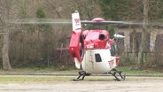 Ein Rettungshelikopter auf einer Fläche stehend © Screenshot 