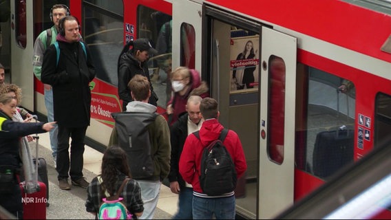 Personen auf einem S-Bahngleis beim ein und aussteigen aus der Bahn © Screenshot 