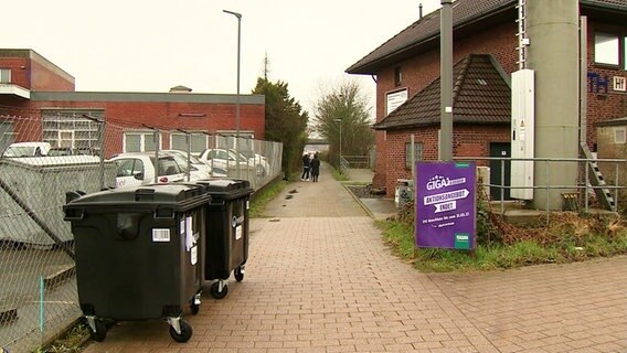 Eine Straße beim Bahnhof in Heide © Screenshot 