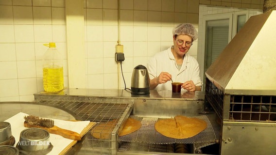 Corinne Rescourio, eine Angestellte einer Crêperie in Frankreich bei einer Kaffeepause. © Screenshot 