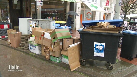 Müll stapelt sich an einer Straßenecke © Screenshot 