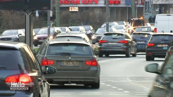 PKWs fahren auf einer Straße © Screenshot 