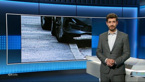 Daniel Anibal Bröckerhoff moderiert NDR Info 21:45. © Screenshot 