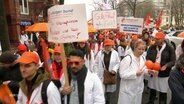 Streikende Ärzte und Ärztinnen in Hamburg. © Screenshot 