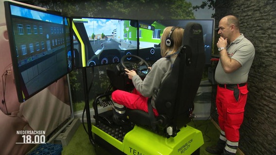 Eine Frau lernt das Fahren eines Krankenwagens an einem Simulator © Screenshot 