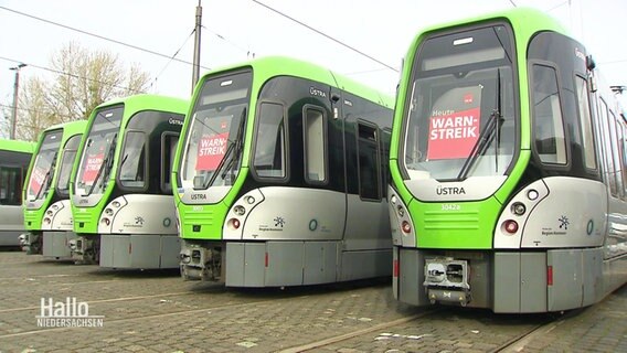 Mehrere Straßenbahnen stehen auf einem Platz, In ihren Fenstern sind Streik Schilder zu sehen © Screenshot 