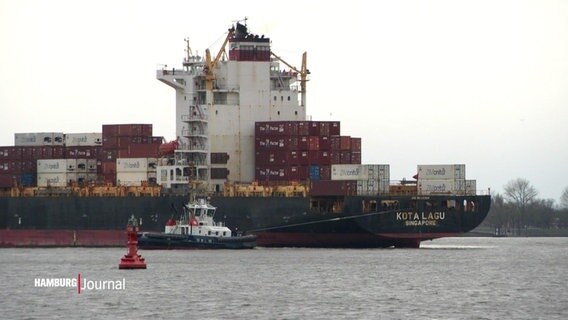 Ein Lotsenboot und ein großer Frachter auf der Elbe. © Screenshot 