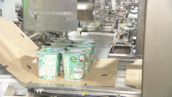 Veganer Joghurt wird in einer Fabrik für den Transport verpackt © Screenshot 