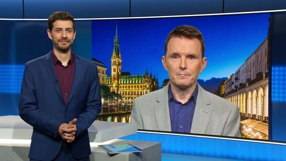 Moderator Daniel Anibal Bröckerhoff im Gespräch mit dem zugeschalteten Reporter Heiko Sander. © Screenshot 