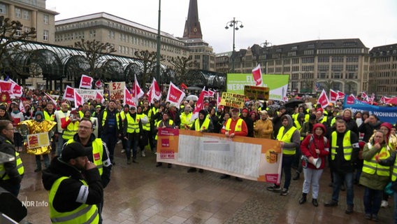 Menschen demonstrieren auf dem Rathausplatz in Hamburg. © Screenshot 