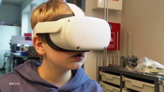 Ein Schüler mit einer VR-Brille. © Screenshot 