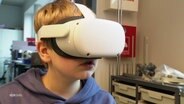 Ein Schüler mit einer VR-Brille. © Screenshot 