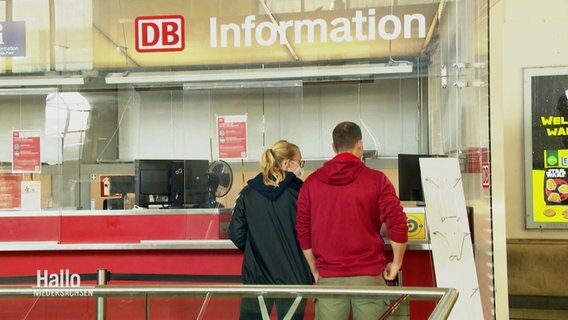 Zwei Personen an einem Informationsschalter der Deutschen Bahn. © Screenshot 