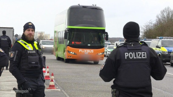 Polizeibeamte bei einer Kontrolle auf einer Autobahnraststätte. © Screenshot 