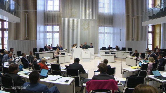 Abgeordnete debattieren im Landtag. © Screenshot 