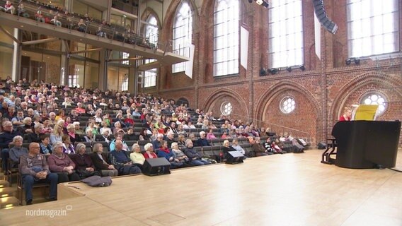 Ein voller Saal in der Neubrandenburger Konzertkirche bei einem Orgelkonzert. © Screenshot 
