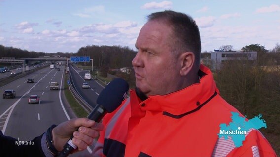 Ein Mitarbeitender der Autobahn GmbH, Chritian Merl, äußert sich zu den aktuellen Bauarbeiten am Elbtunnel. © Screenshot 
