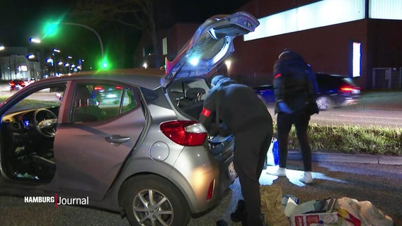 Der Wagen einer mutmaßlichen Drogenkurierin wird in der Kieler Straße von der Polizei durchsucht. © Screenshot 