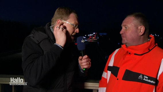 Reporter Jon Mendrala interviewt Christian Merl von der Autobahn Gesellschaft. © Screenshot 