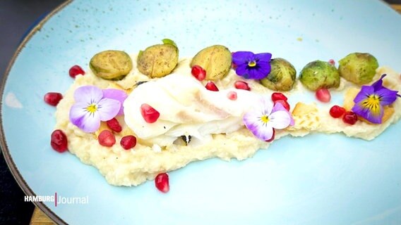 Dave Hänsel kocht Skrei auf Sellerie-Blumenkohl-Püree und Vanille-Rosenkohl. © Screenshot 
