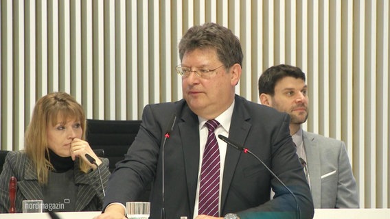 Landeswirtschaftsminister Reinhard Meyer (SPD) spricht am Render*innenpult im Landtag. © Screenshot 