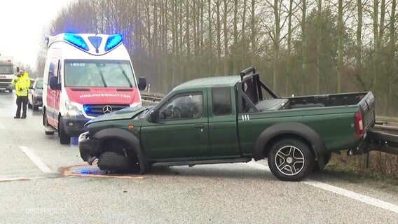 Ein beschädigtes Auto auf der A19. © Screenshot 