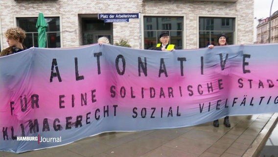 Demonstrierende tragen ein Transparent mit dem Schriftzug: "Altonative, für eine solidarische Stadt, klimagerecht, sozial, vielfältig". © Screenshot 