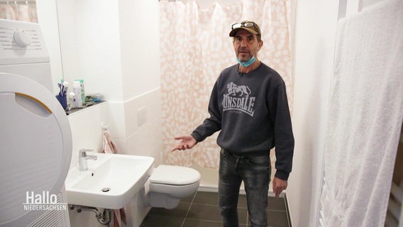 Franz Bauer zeigt sein Badezimmer im Projekt "Housing First" in Hannover. Früher lebte er auf der Straße. Franz Bauer zeigt sein Badezimmer im Projekt "Housing First" in Hannover. Früher lebte er auf der Straße. © Screenshot