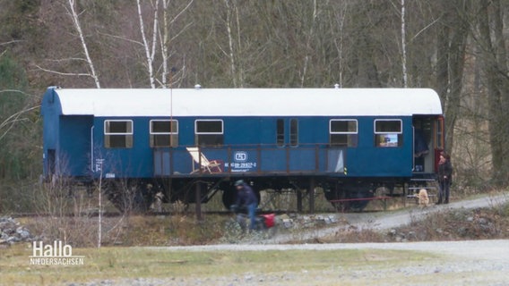 Der alte blaue Eisenbahnwaggon am Piesberg in Osnabrück, der mittlerweile für Kulturevents genutzt wird. © Screenshot 